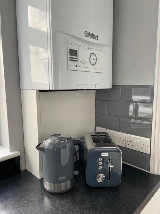 チャタムCharter House With Good Wifiアパートメント エクステリア 写真
